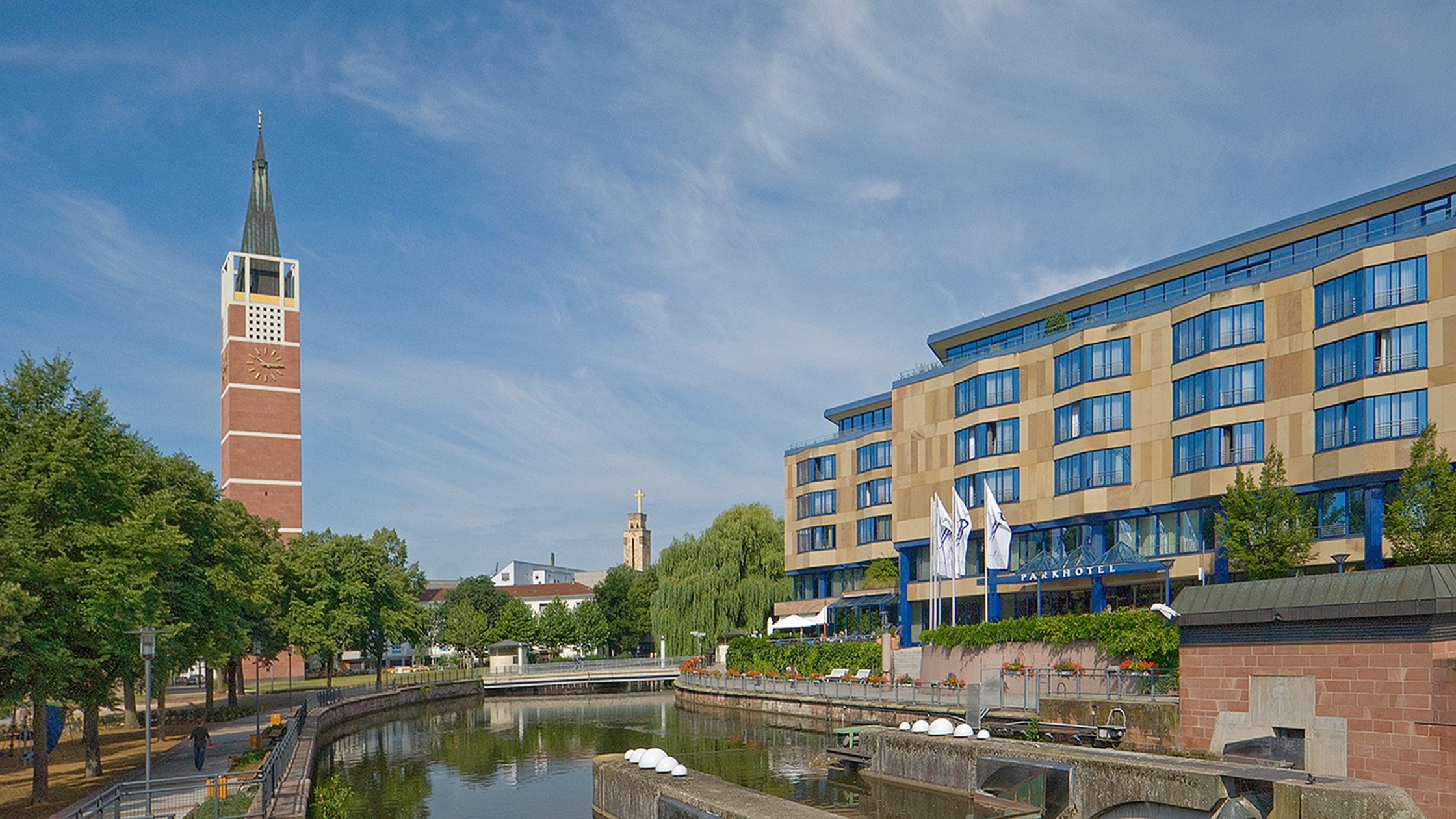 Aussenansicht Hotel mit Blick über die Enz