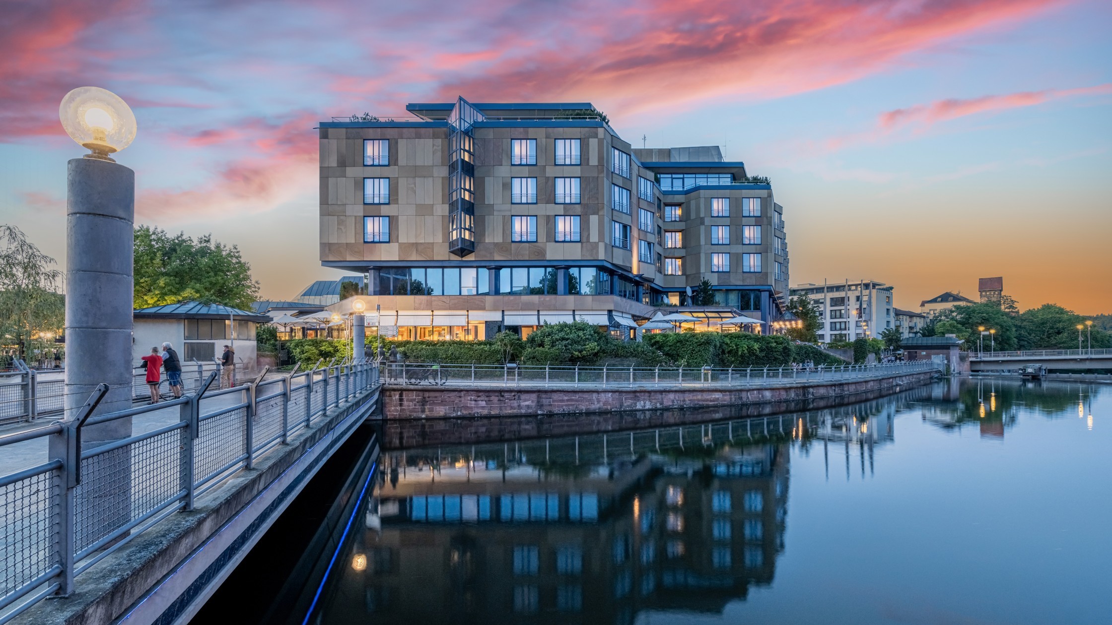 Parkhotel von aussen bei sonnenuntergang