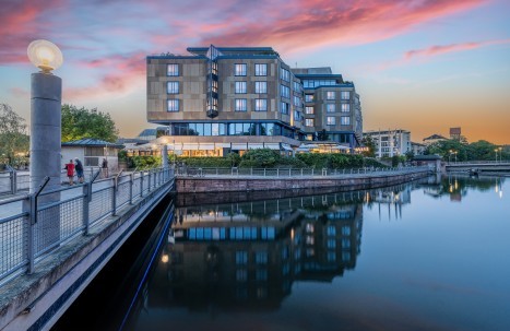 Parkhotel von aussen bei sonnenuntergang