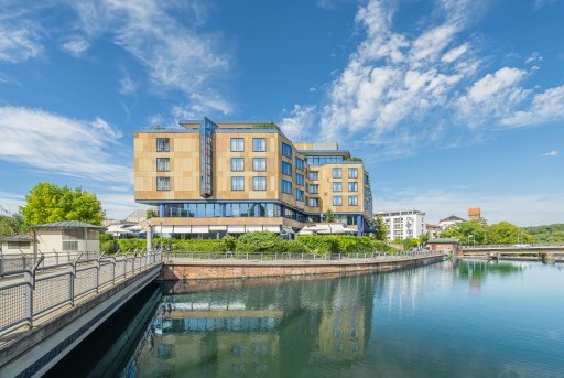 Parkhotel von außen bei Tageslicht