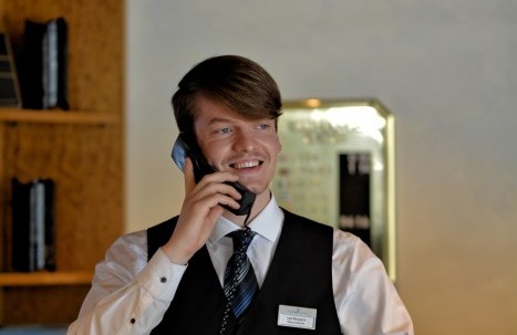 Hotelfach Azubi an der Rezeption