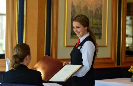 Restaurantfach Azubi im Restaurant am Gast