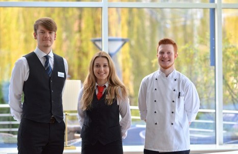 Drei Azubis aus verschiedenen Abteilungen