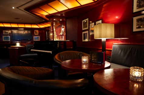 Parkhotel Pforzheim New Orleans Bar großer Tisch in Nahaufnahme