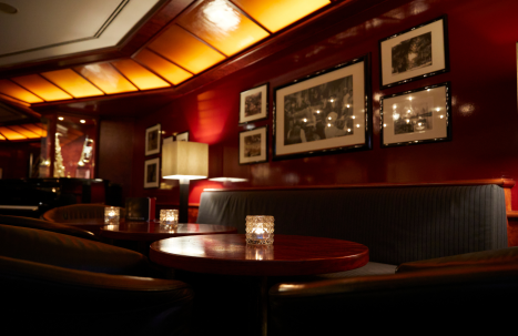 Parkhotel Pforzheim New Orleans Bar großer Tisch mit Bildern an der Rückwand