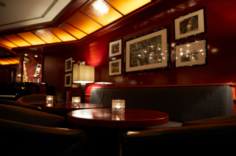 Parkhotel Pforzheim New Orleans Bar großer Tisch mit Bildern an der Rückwand