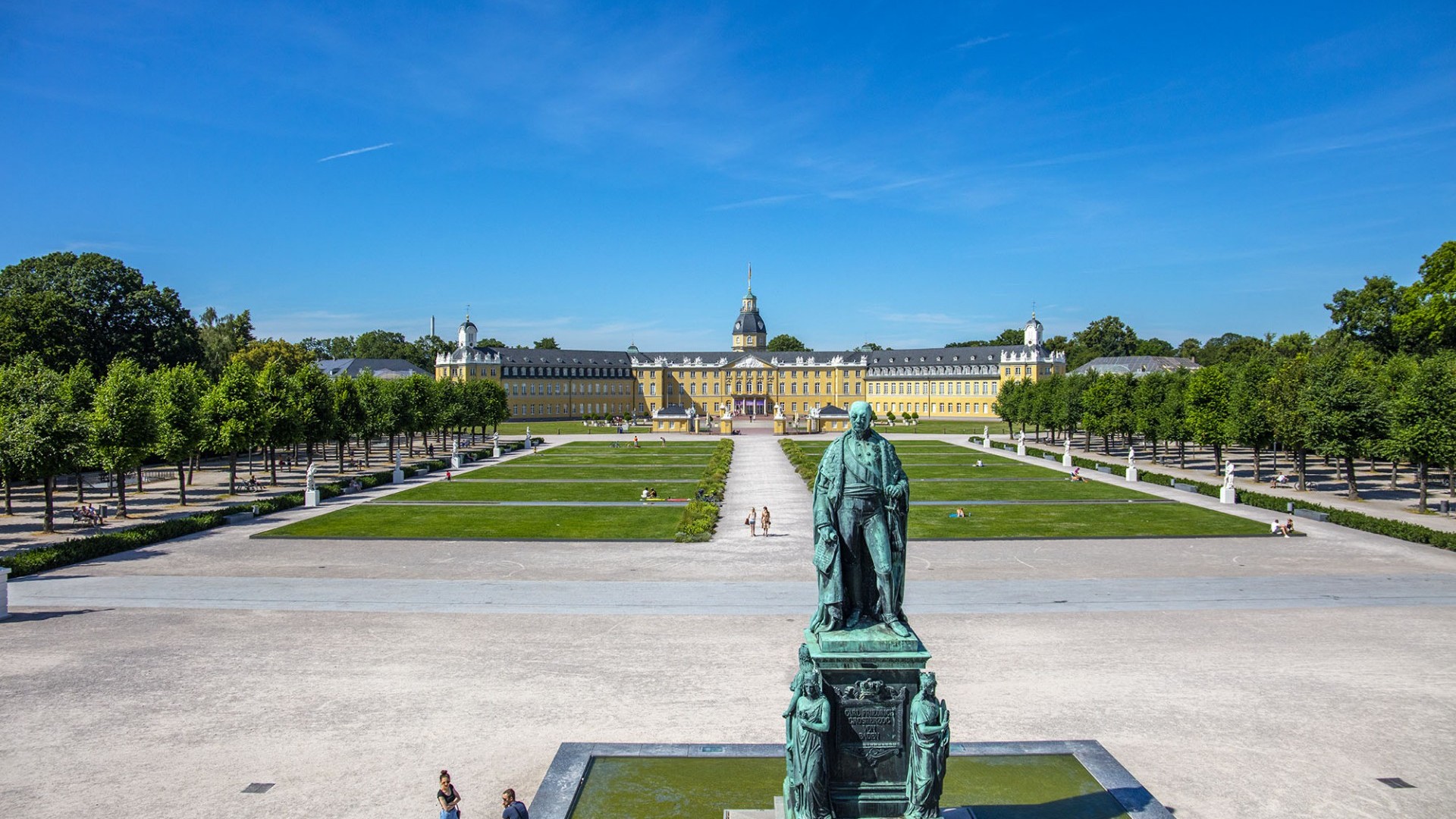 Schlossplatz Karlsruhe im Sommer