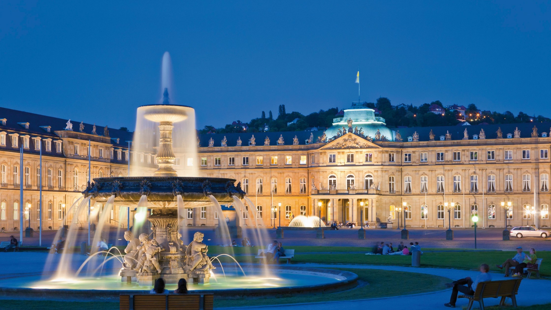 Blick auf den Schlossplatz in Stuttgart bei Nacht