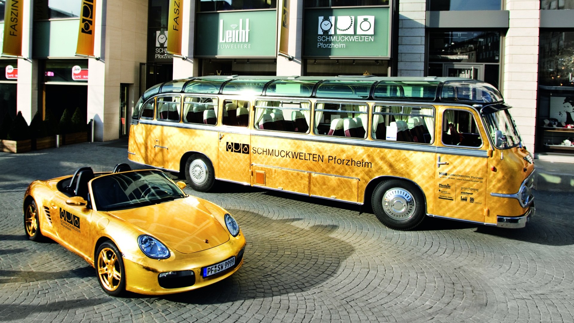 Goldstadtbus mit Goldstadt Auto vor den Schmuckwelten Pforzheim