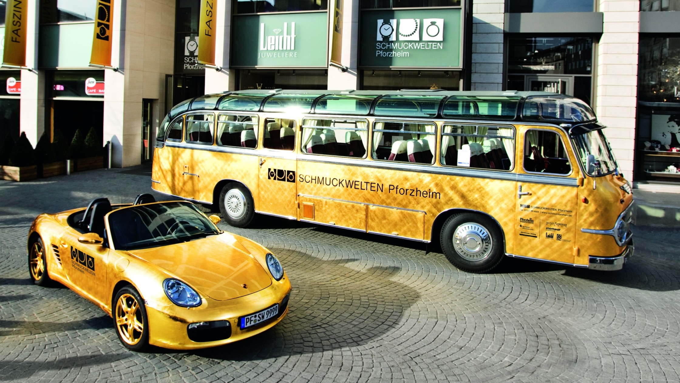 Goldstadtbus mit Goldstadt Auto vor den Schmuckwelten Pforzheim