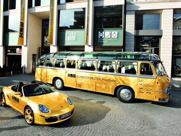 Goldstadtbus mit Goldstadt Auto vor den Schmuckwelten Pforzheim