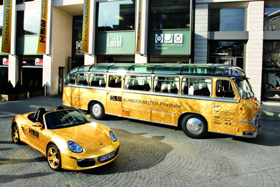 Goldstadtbus mit Goldstadt Auto vor den Schmuckwelten Pforzheim