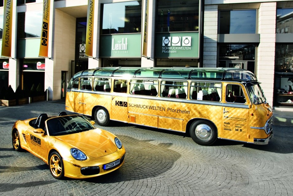 Goldstadtbus mit Goldstadt Auto vor den Schmuckwelten Pforzheim