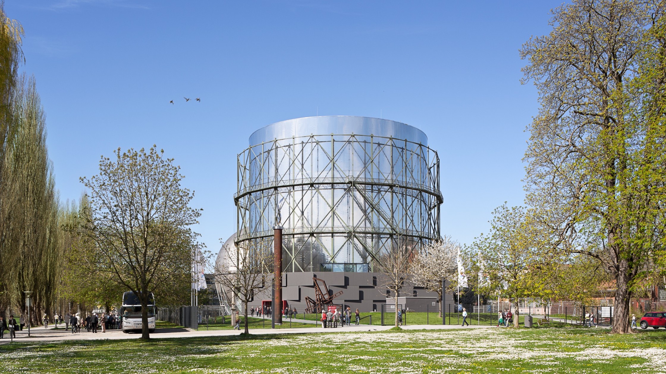 Gasometer Pforzheim im Frühling mit vielen Gänseblümchen