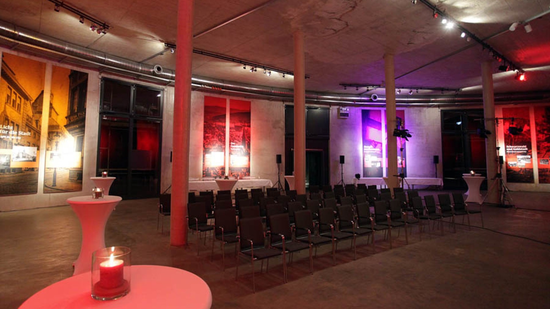 Veranstaltungsebene im Gasometer Pforzeim mit Beleuchtung