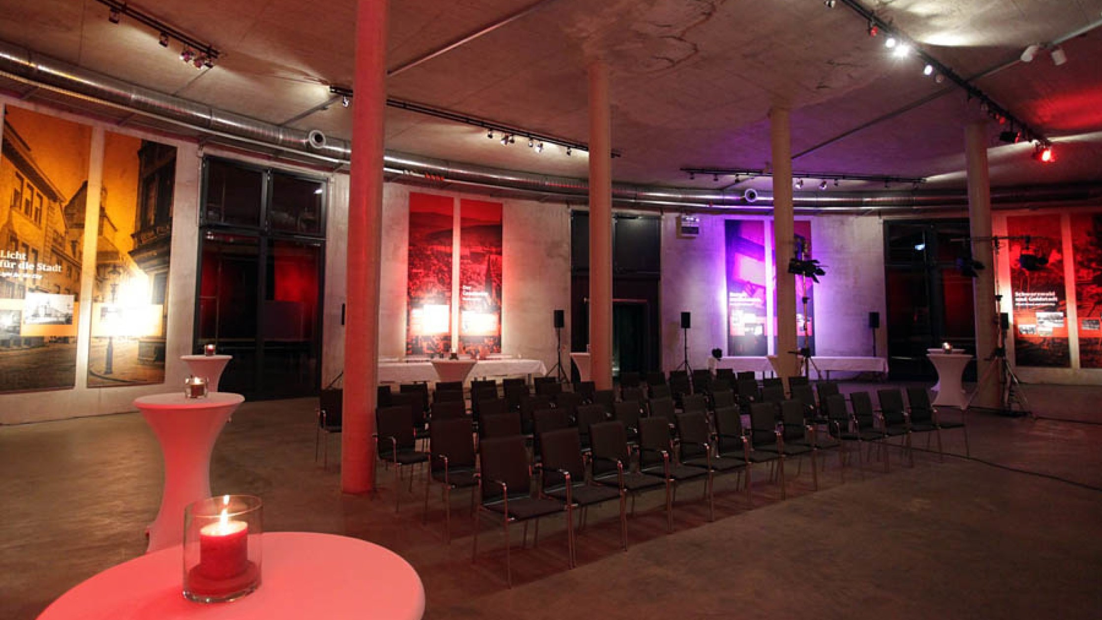 Veranstaltungsebene im Gasometer Pforzeim mit Beleuchtung