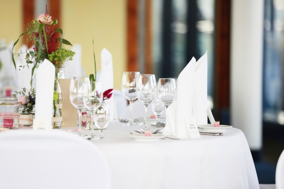 Runder Tisch mit Hochzeitsdeko