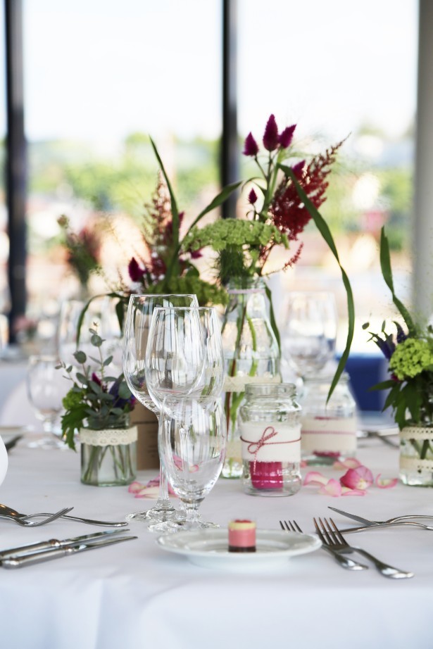 Runder Tisch mit Hochzeitsdeko Blumendeko