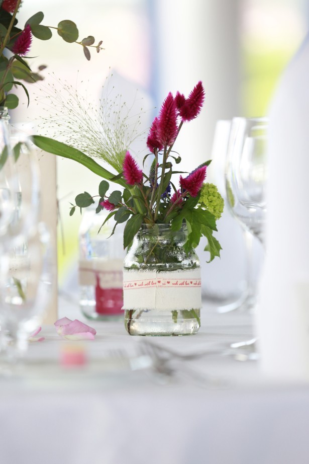 Dekorierter Tisch mit lila Blumen