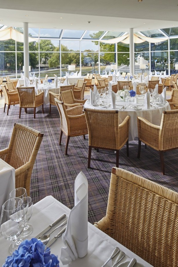 Festlich gedeckter Palmengarten 