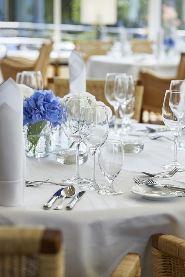 festlich gedeckter Tisch