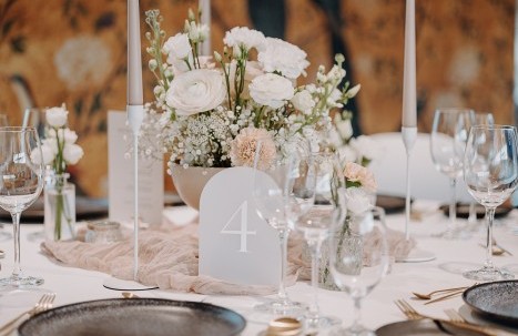 festlich gedeckter Tisch 