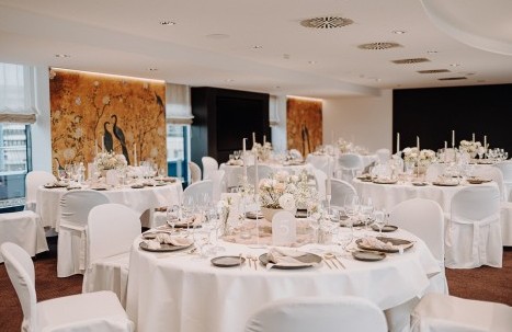 Festlich gedeckter Raum 