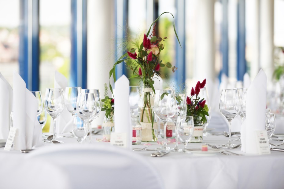 Runder Tisch mit Hochzeitsdeko