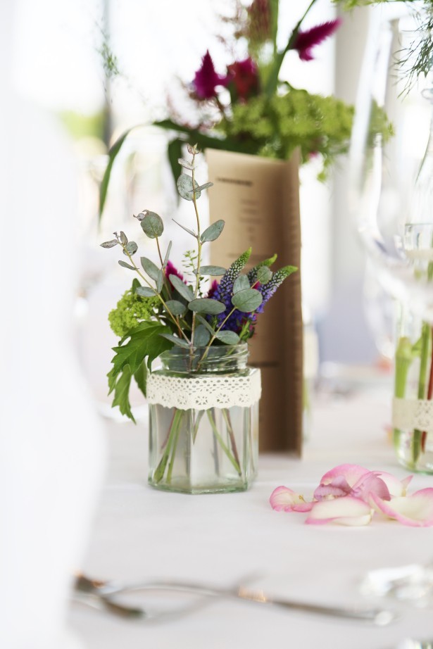 Hochzeitsdeko mit zwei Blumengestecken