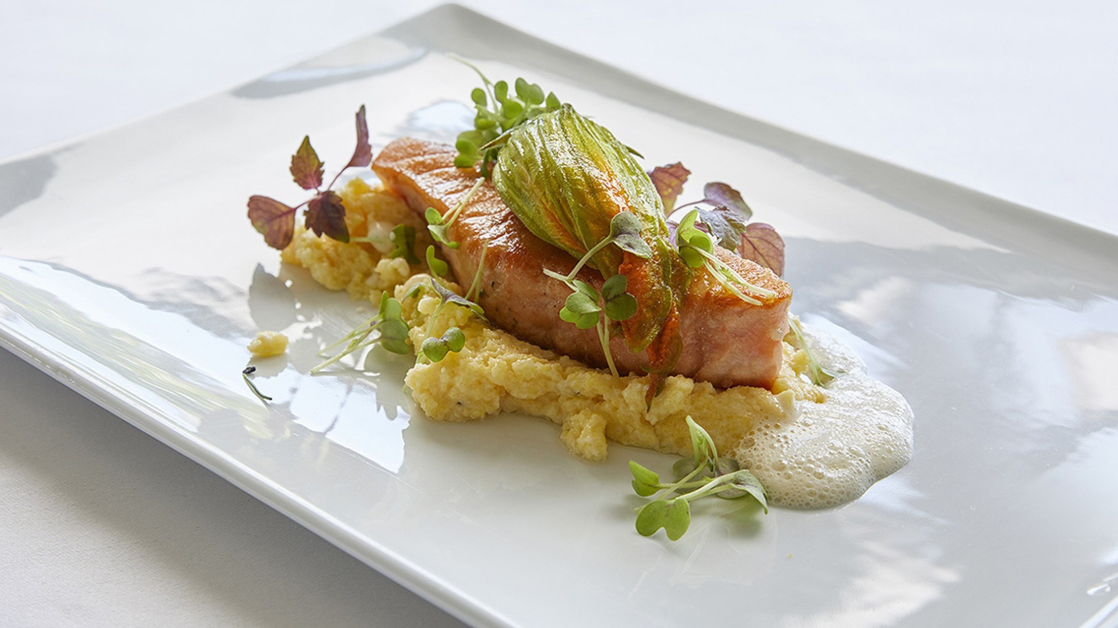 Nahaufnahme von einem Lachsgericht