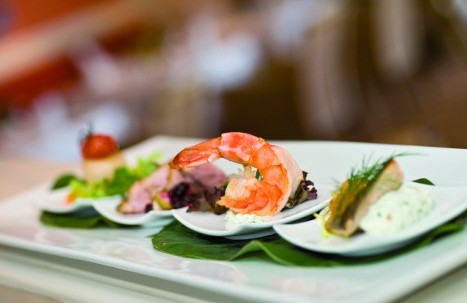 Kleine Vorspeisen Häppchen mit Shrimps