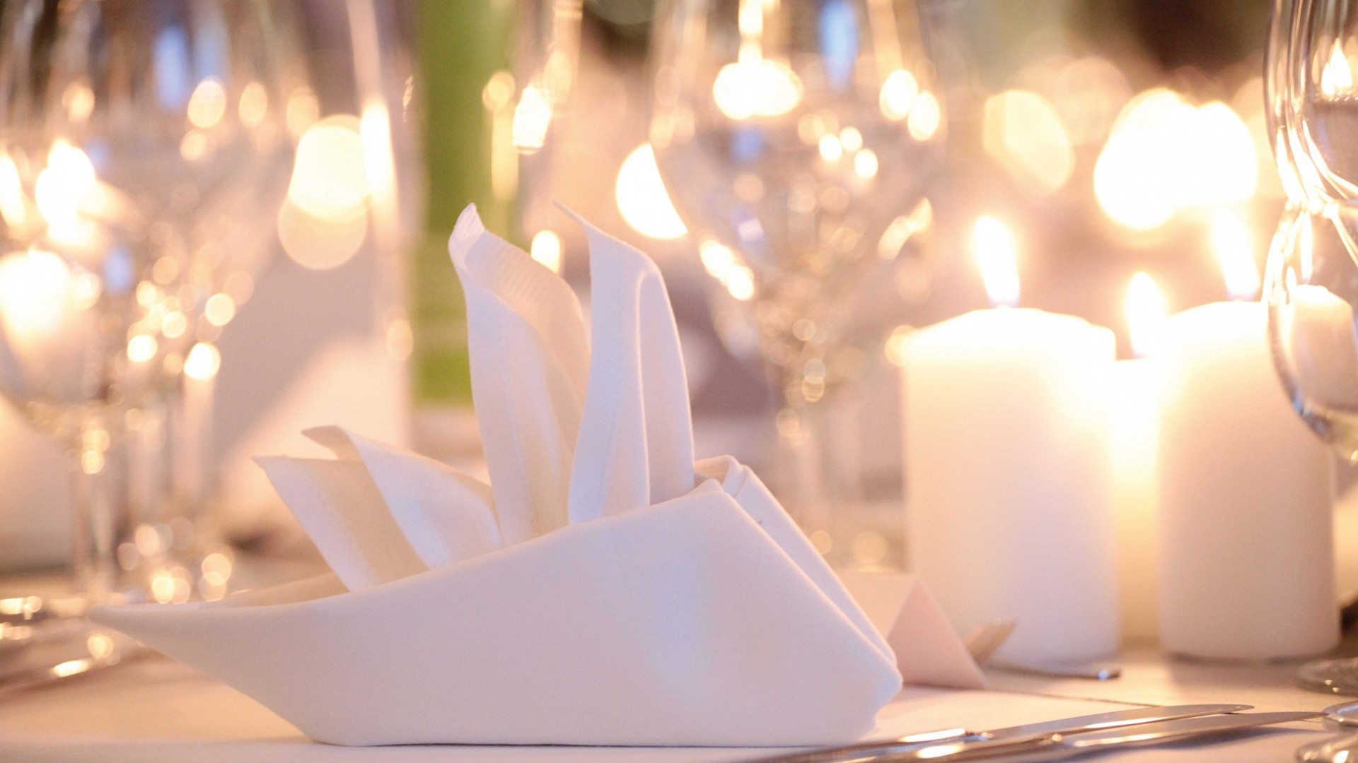 Nahaufnahme eines eingedeckten Tisches mit gefalteter Serviette