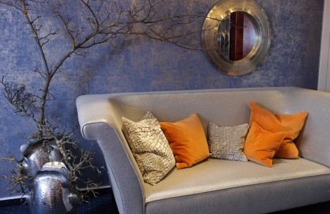 Aufnahme des Fahrstuhl Wartebereichs, mit einem Silbernen Sofa ausgestattet