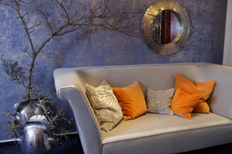 Aufnahme des Fahrstuhl Wartebereichs, mit einem Silbernen Sofa ausgestattet