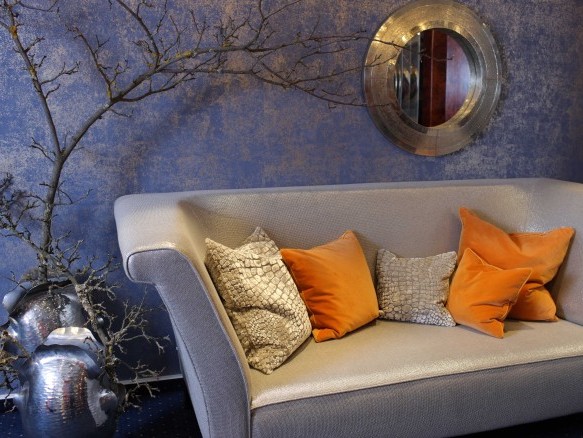 Aufnahme des Fahrstuhl Wartebereichs, mit einem Silbernen Sofa ausgestattet