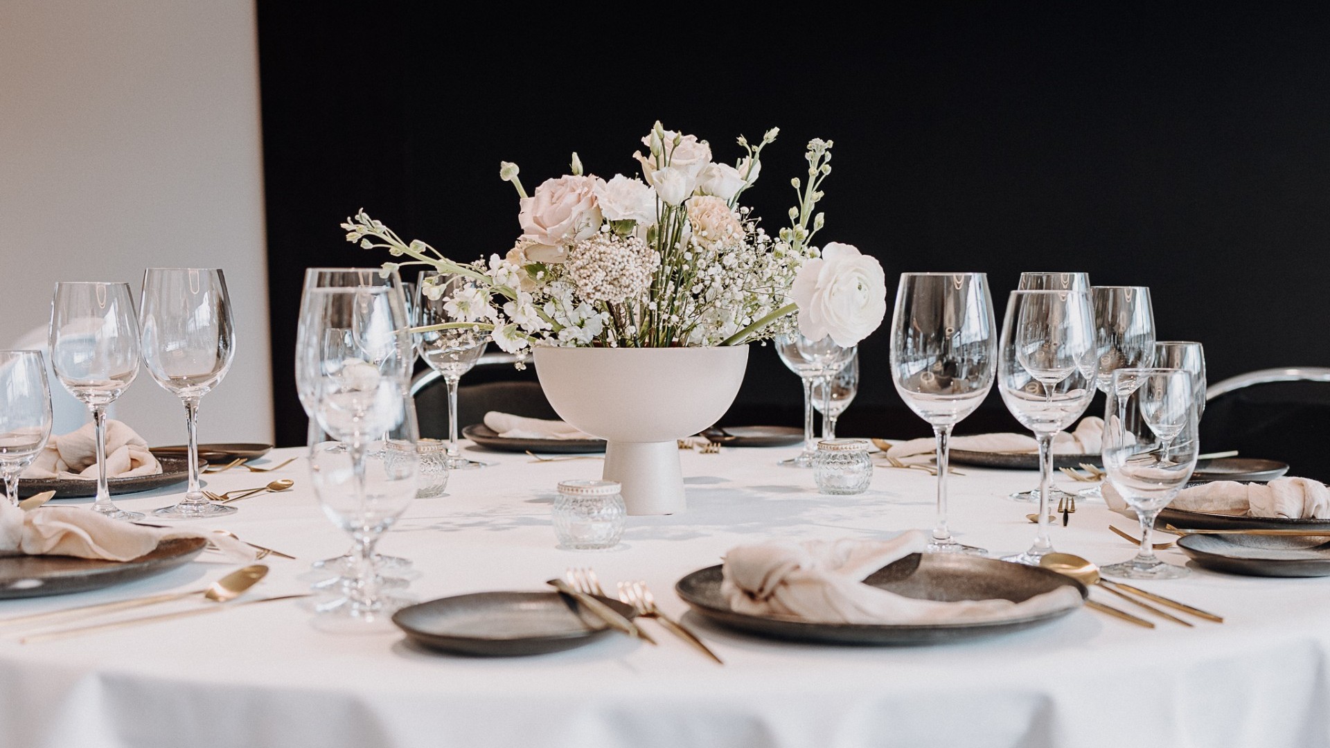 Banketttisch mit Blumenstrauß 