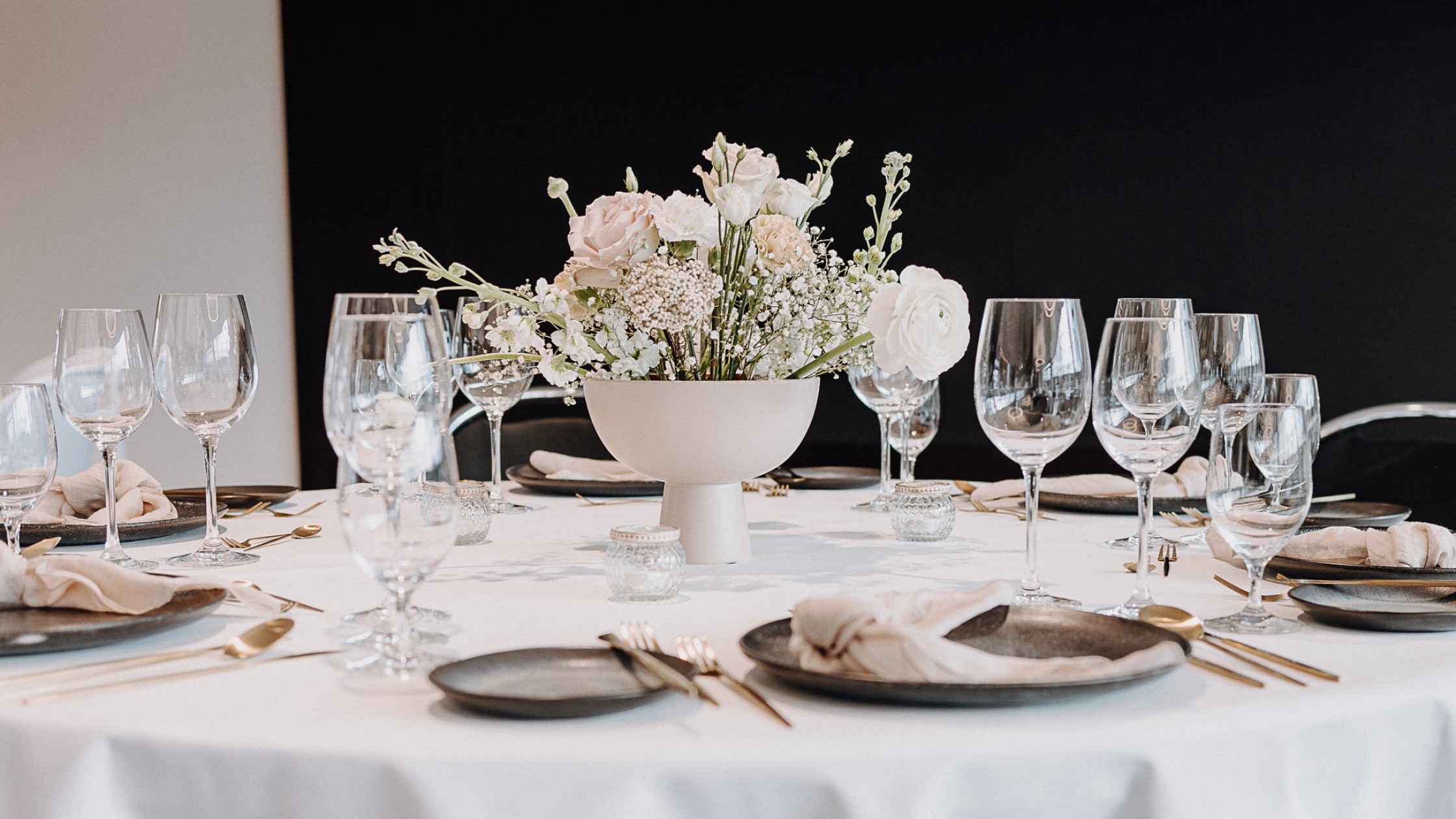 Banketttisch mit Blumenstrauß 