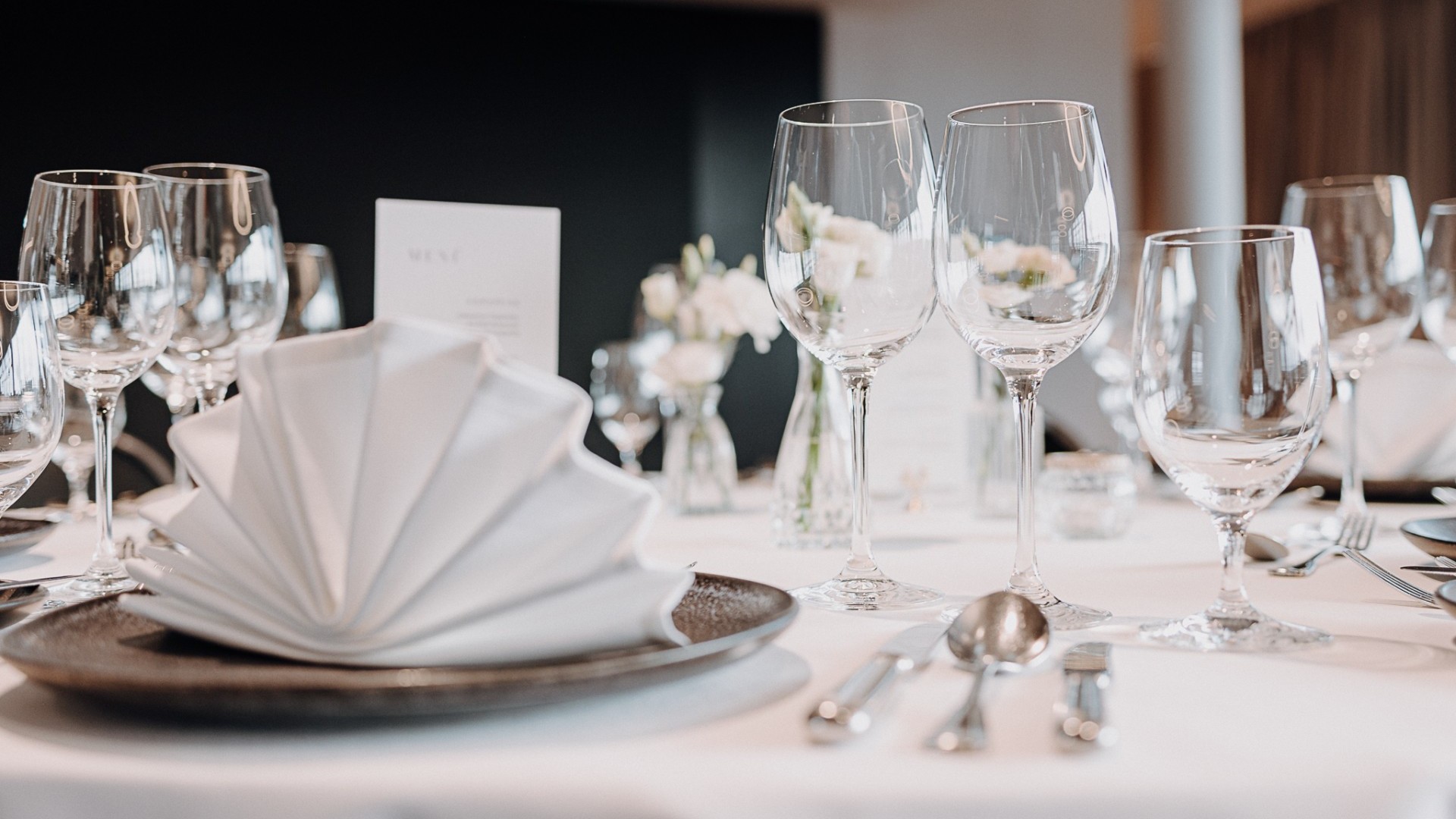 im Raum Vision ist ein Tisch für eine Bankett Veranstaltung eingedeckt