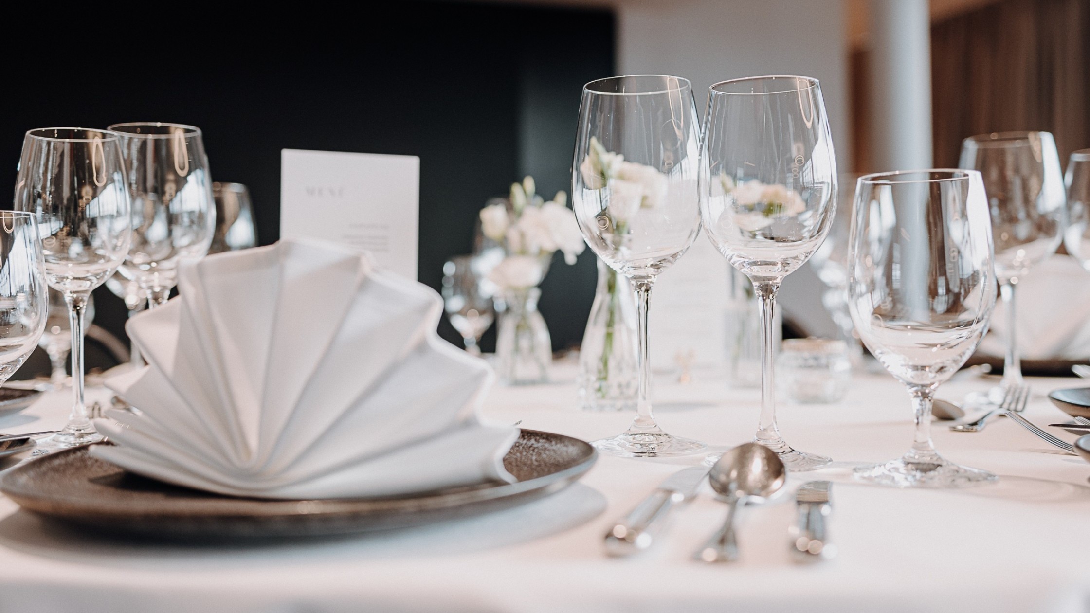 im Raum Vision ist ein Tisch für eine Bankett Veranstaltung eingedeckt