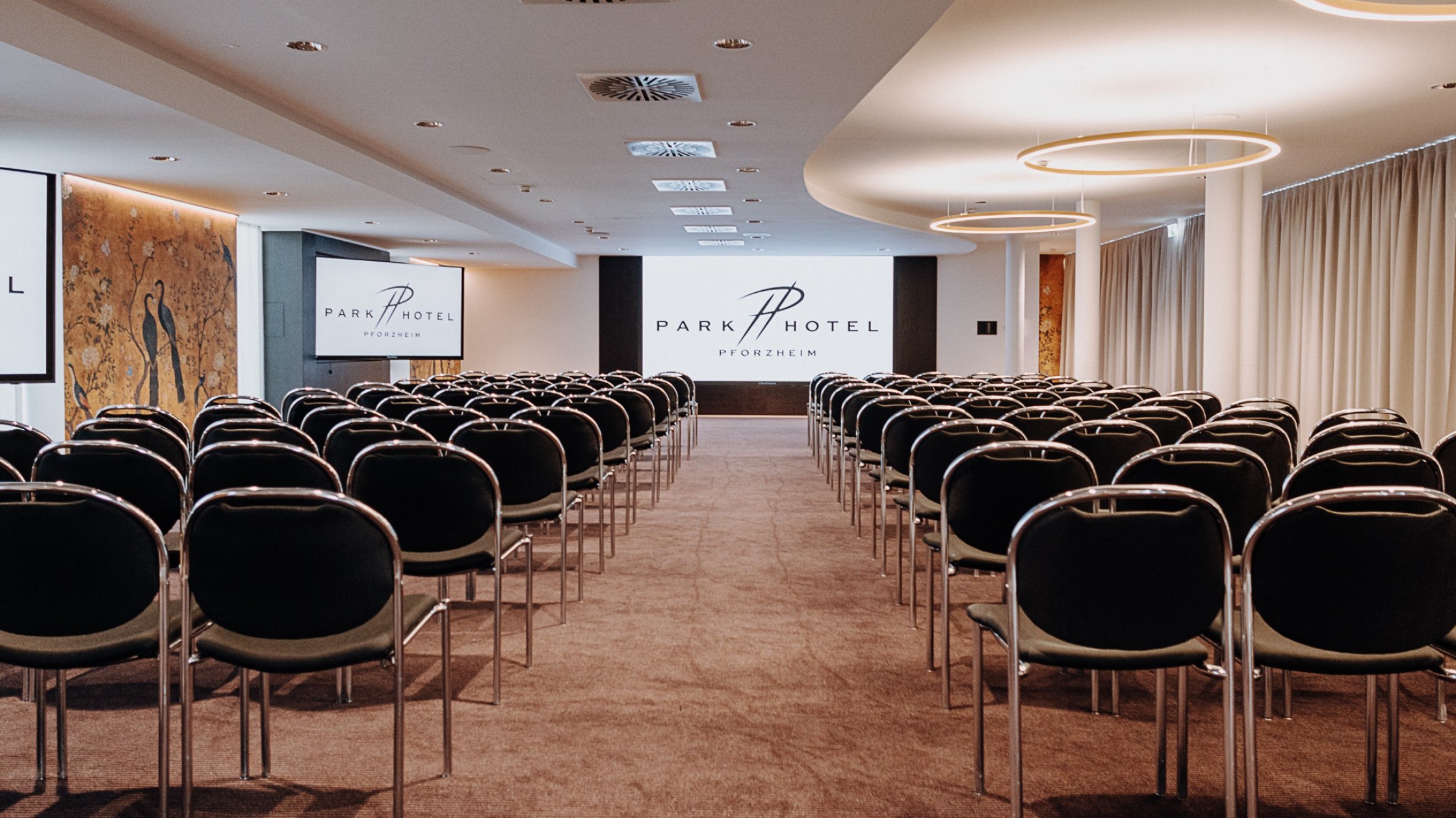 Der Tagungsraum Vision ist mit Stuhlreihen bestuhlt und man hat einen idealen Blick auf die LED Wall