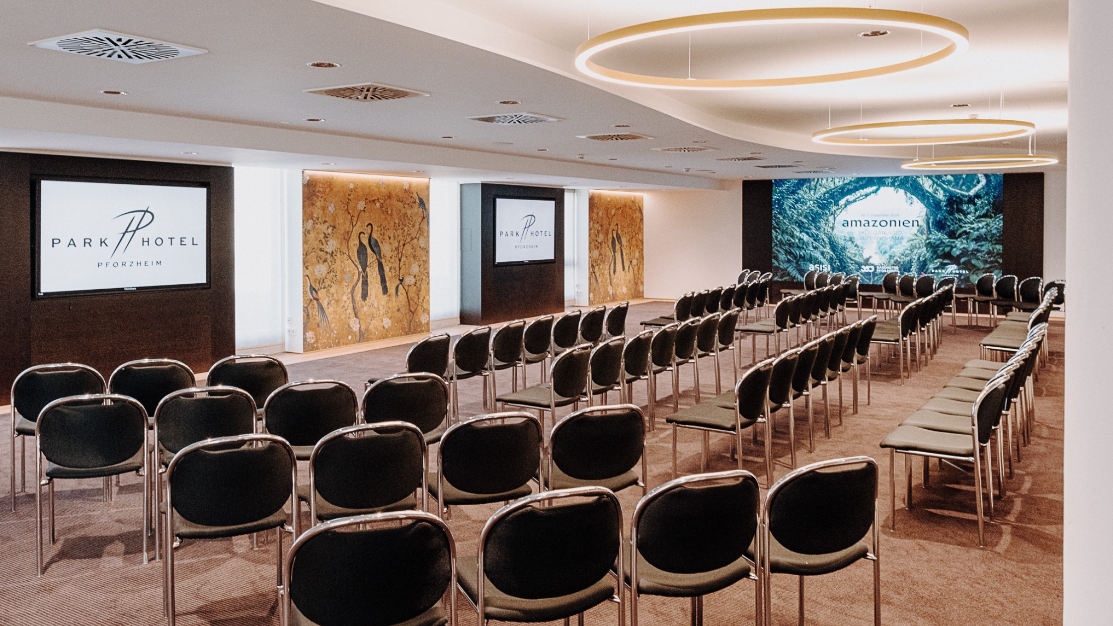 Der neue Tagungsraum ist quer mit Stuhlreihen bestuhlt