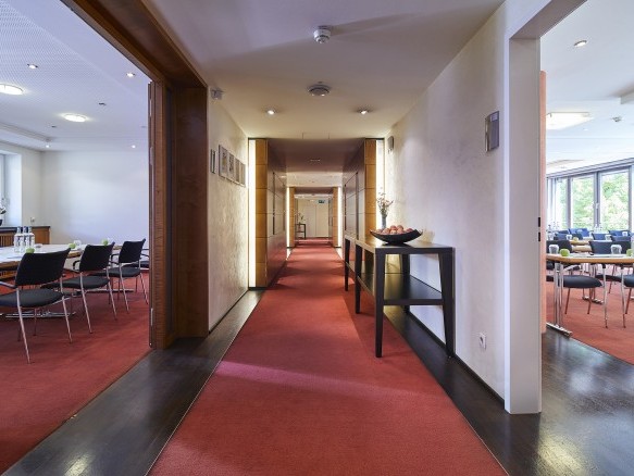 Flur der Tagungsetage mit rotem Teppich