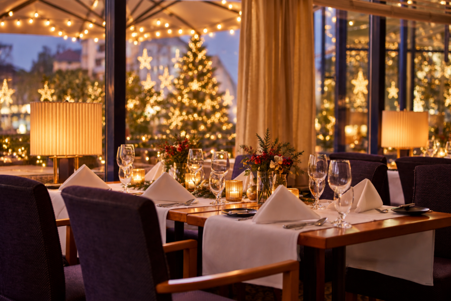 weihnachtlich gedeckter Tisch im Parkrestaurant