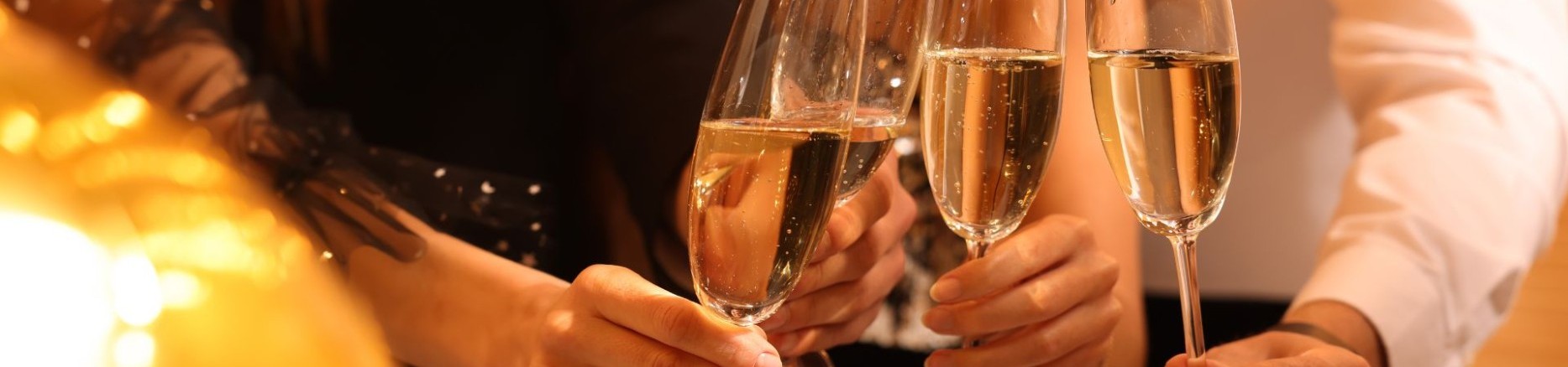 verschiedene Menschen stoßen mit Ihrem Glas Sekt an