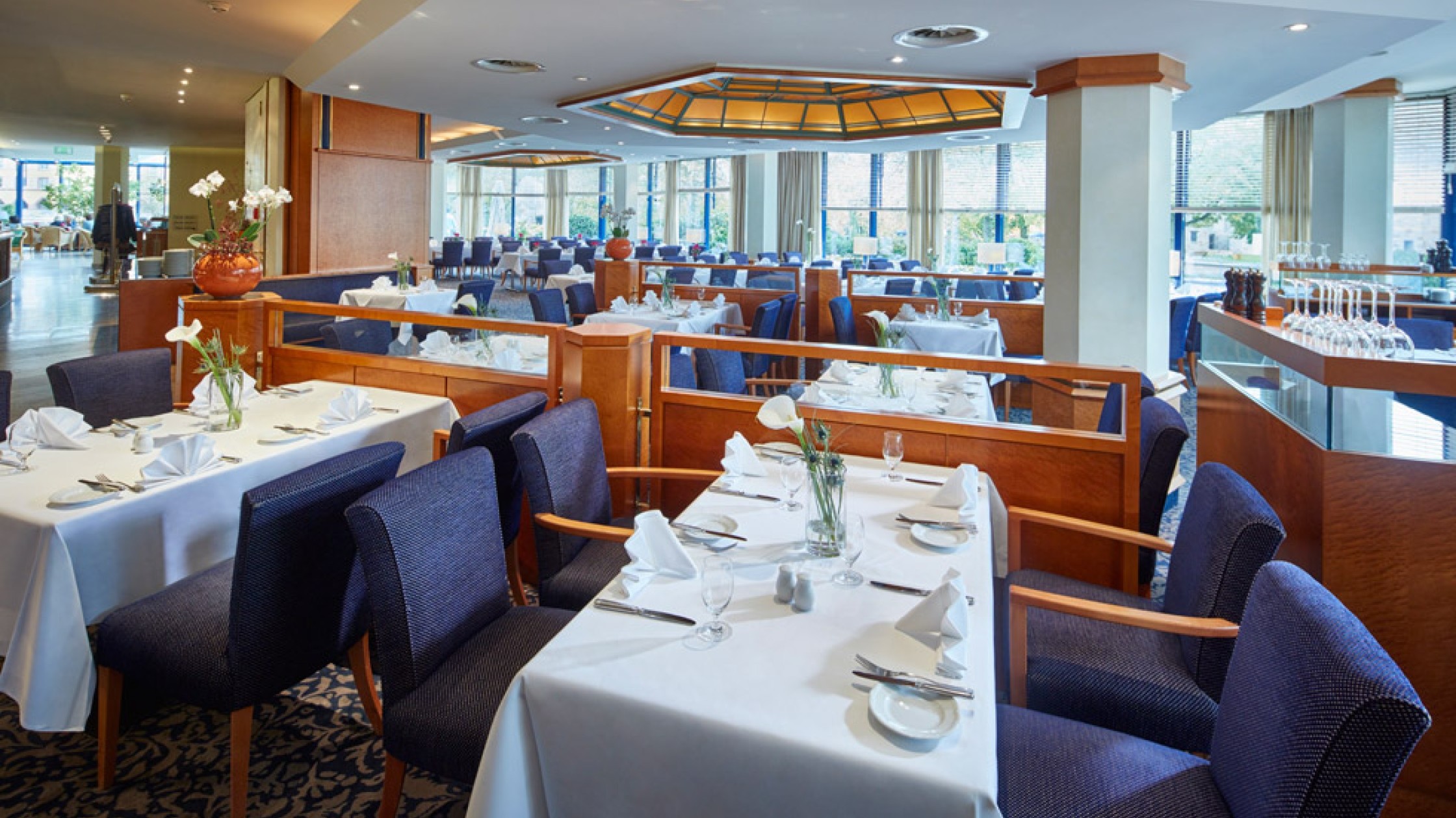 Blick über das eingedeckte Parkrestaurant im Parkhotel Pforzheim