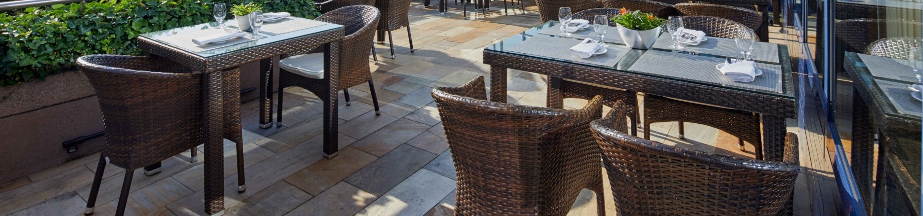 bestuhlte Restaurant Terrasse im Parkrestaurant