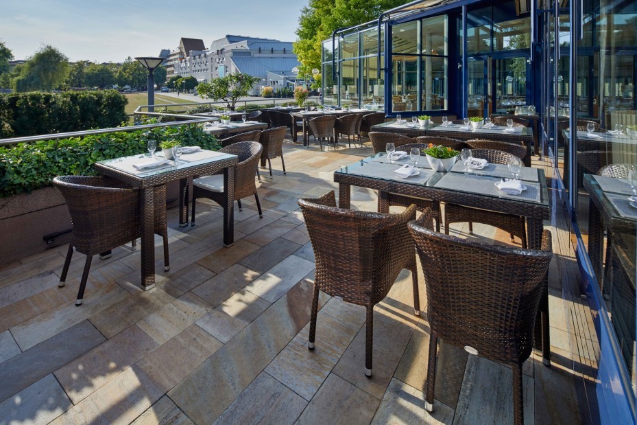 bestuhlte Restaurant Terrasse im Parkrestaurant
