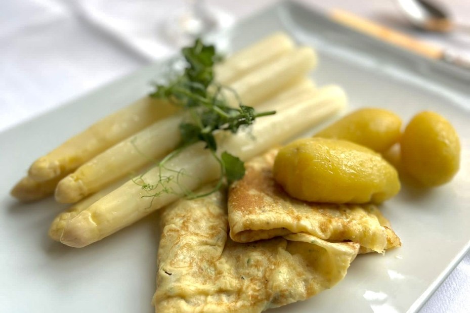 Spargel serviert mit Kartoffeln und Pfannkuchen