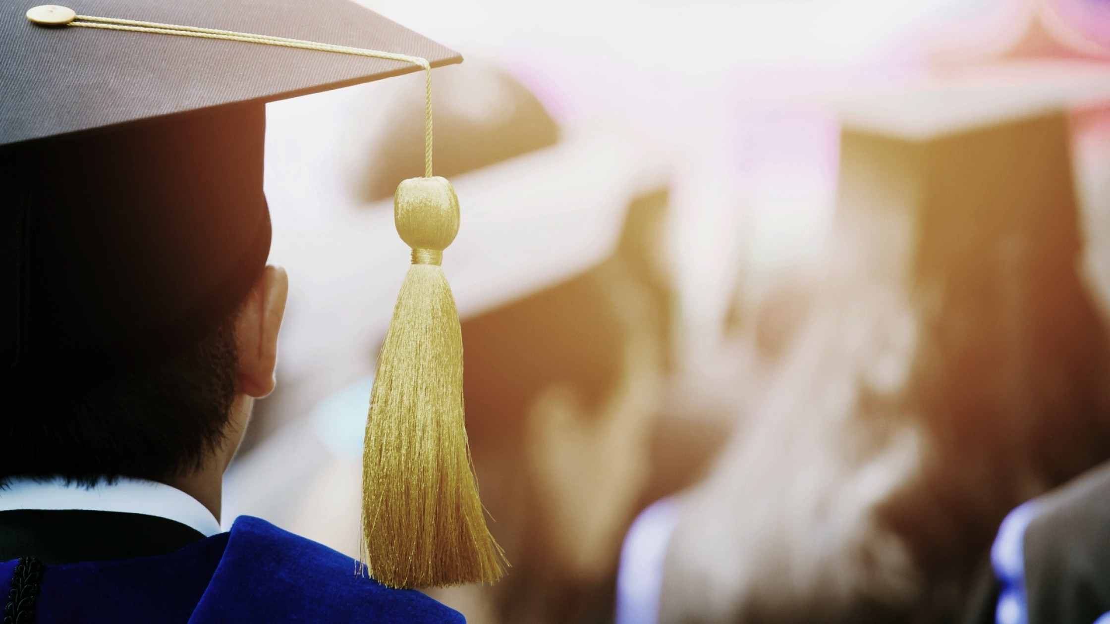 Menschen feiern Ihren Schul Abschluss