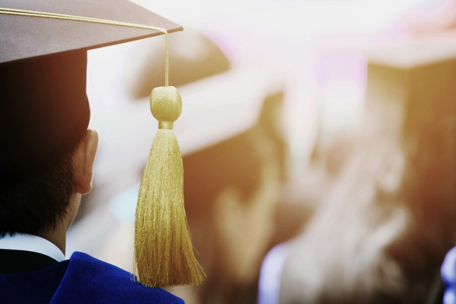 Menschen feiern Ihren Schul Abschluss